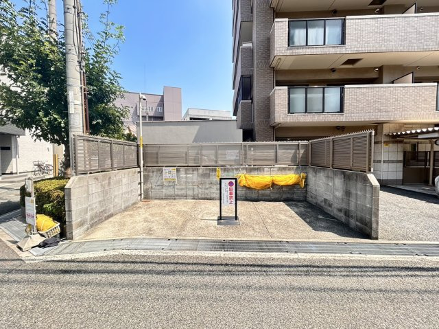 プレステージ灘新在家Ⅲのその他共用部分|マンションを出てすぐにゴミステーションございます♪