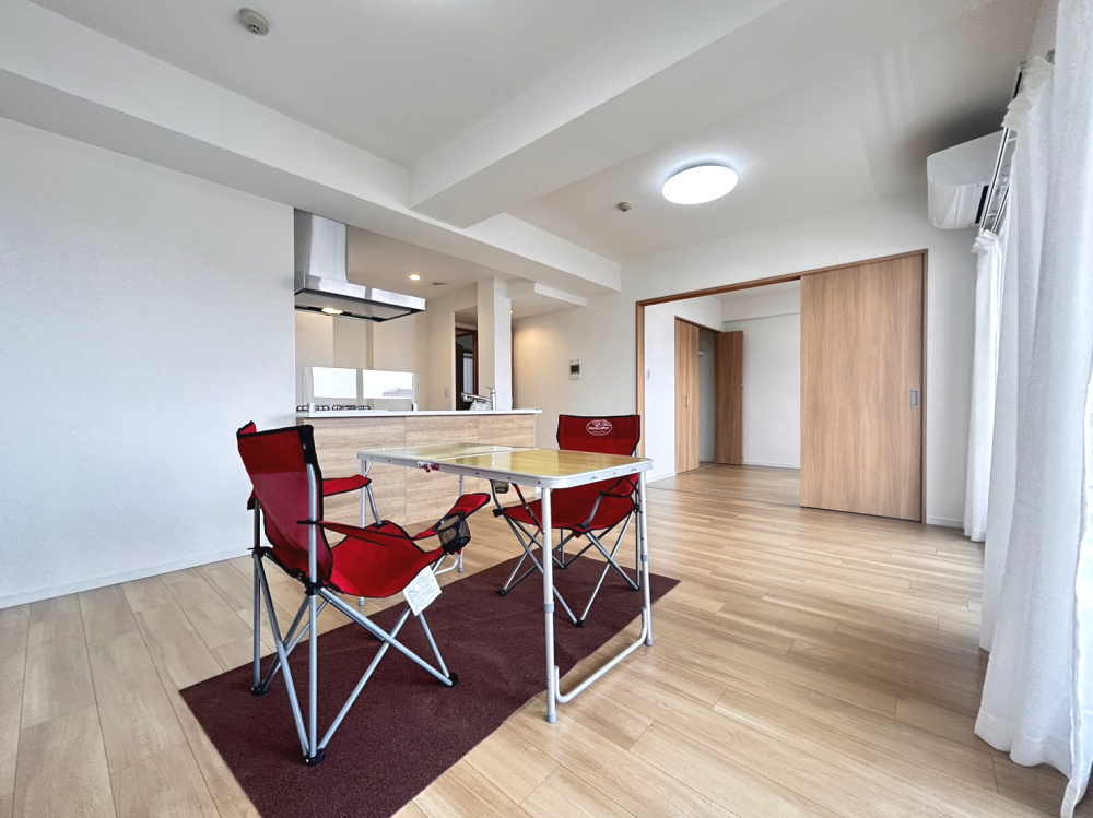 プレステージ灘新在家Ⅲの居間・リビング|リビング約15帖、隣接する洋室を開けて使用していただくと開放感がありより広々とした空間に♪