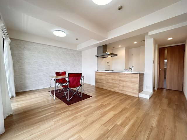 プレステージ灘新在家Ⅲの居間・リビング|くつろぎスペースとお食事スペースとで分けてお使いいただけます♪