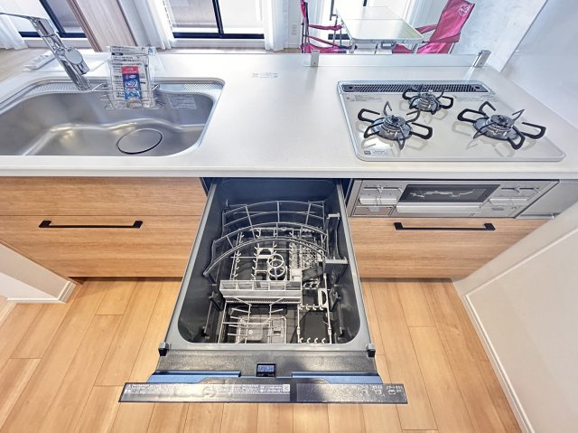 プレステージ灘新在家Ⅲのキッチン|３つ口コンロ、食器洗い乾燥機完備！家事の時短のお手伝いをしてくれますね♪
