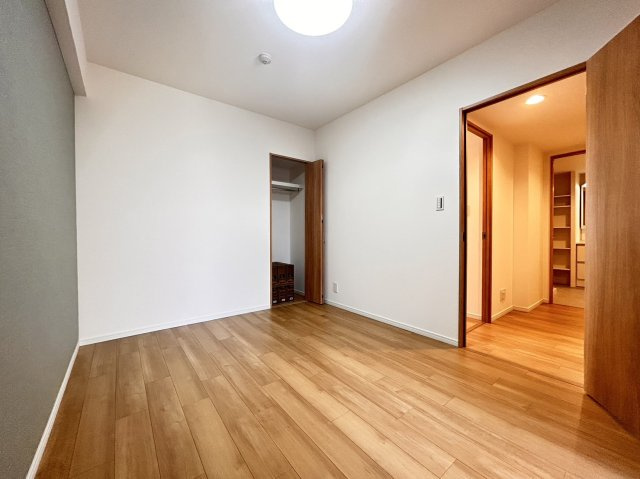 プレステージ灘新在家Ⅲの洋室|洋室約6帖、主寝室としてお使いいただけます♪お部屋内フローリング、クロス張替え、建具交換などしております！