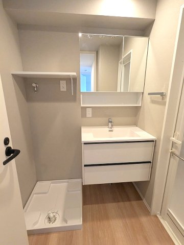 DUO FLATS浅草蔵前の洗面所|トイレと独立した洗面室、2面鏡付独立洗面台、洗濯機置場は排水口のお手入れし易い様に手前中央に配置しています