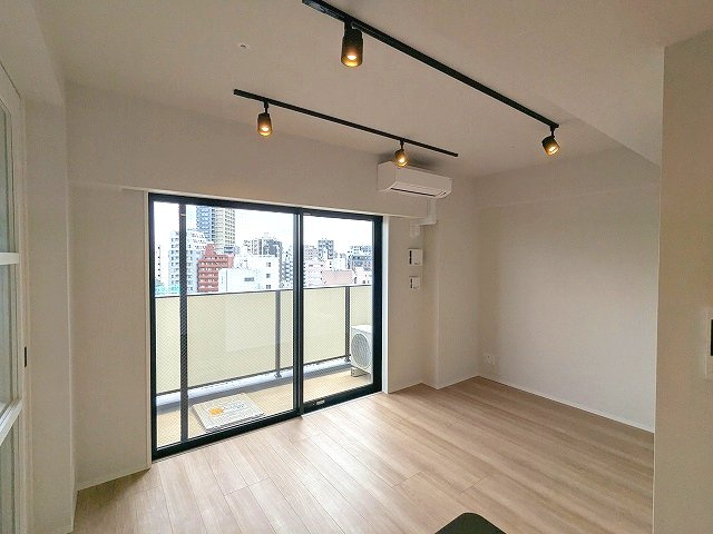 DUO FLATS浅草蔵前の設備|スポットライト、インターネット無料、リビングにエアコン付き、上層階のリビングと3.8帖洋室とバルコニーからスカイツリー隅田川花火見えます