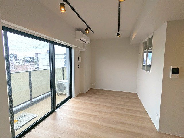 DUO FLATS浅草蔵前の設備|スポットライト、インターネット無料、リビングにエアコン付き、上層階のリビングと3.8帖洋室とバルコニーからスカイツリー隅田川花火見えます