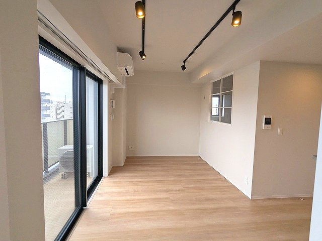 DUO FLATS浅草蔵前の設備|スポットライト、インターネット無料、リビングにエアコン付き、上層階のリビングと3.8帖洋室とバルコニーからスカイツリー隅田川花火見えます