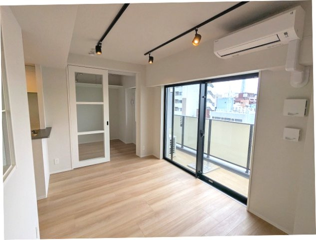 DUO FLATS浅草蔵前の設備|クリアな室内窓ガラス、スポットライト、インターネット無料、リビングにエアコン付き、上層階のリビングと3.8帖洋室とバルコニーからスカイツリー隅田川花火見えます