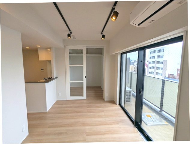 DUO FLATS浅草蔵前の設備|カウンターキッチン、クリアな室内窓ガラス、スポットライト、インターネット無料、リビングにエアコン付き、上層階のリビングと3.8帖洋室とバルコニーからスカイツリー隅田川花火見えます