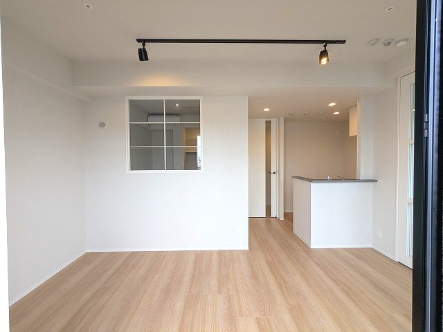 DUO FLATS浅草蔵前の設備|カウンターキッチン、クリアな室内窓ガラス、スポットライト、インターネット無料、リビングにエアコン付き