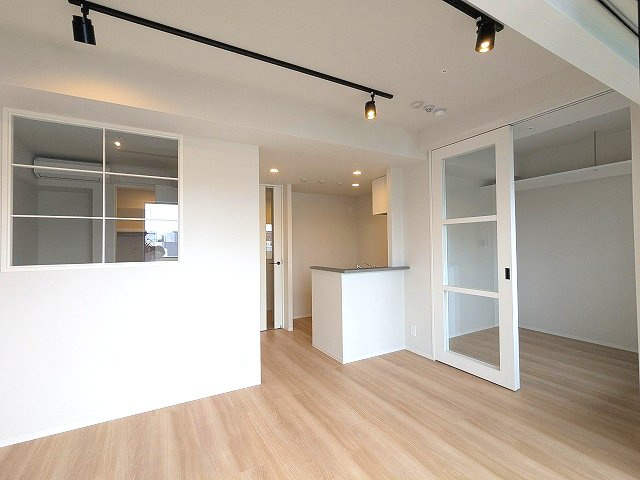 DUO FLATS浅草蔵前の設備|カウンターキッチン、クリアな室内窓ガラス、スポットライト、インターネット無料、リビングにエアコン付き