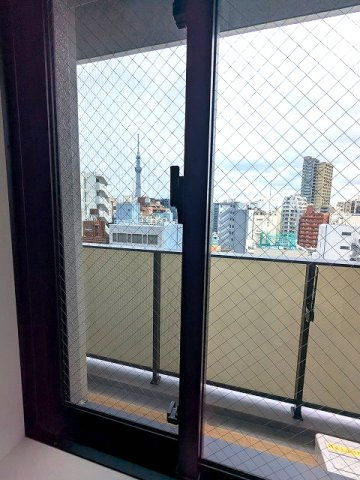 DUO FLATS浅草蔵前の設備|12F、3.8帖洋室窓からの眺望、上層階のリビング・3.8帖洋室、バルコニーからスカイツリー隅田川花火見えます、遮音性・防犯性・遮熱効果が高いペアガラスの窓です
