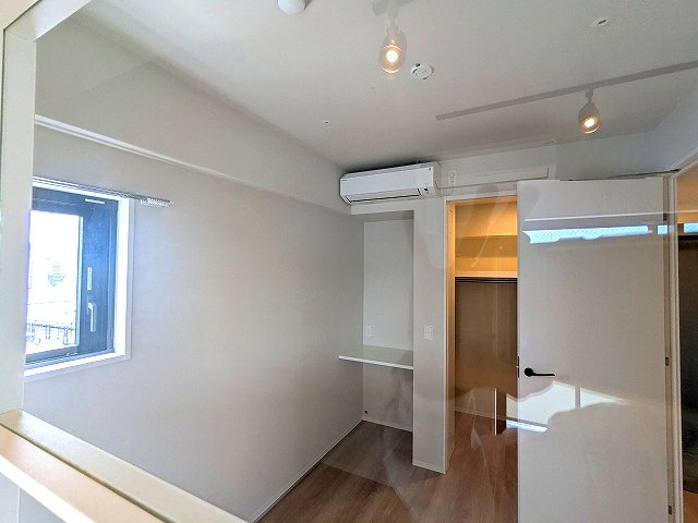 DUO FLATS浅草蔵前の設備|4.1帖洋室、エアコン付、ウォークインクローゼット、クリアな室内窓ガラス、南向きの出窓、上層階は隣の建物なく日当たり眺望良好です