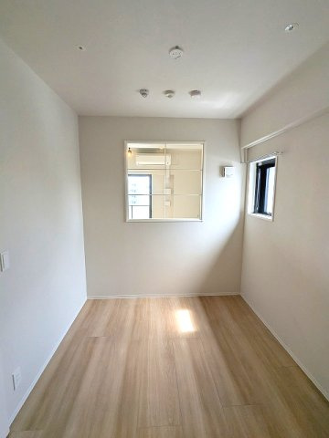 DUO FLATS浅草蔵前の設備|4.1帖洋室、エアコン付、ウォークインクローゼット、クリアな室内窓ガラス、南向きの出窓、上層階は隣の建物なく日当たり眺望良好です