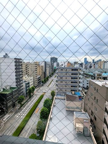 DUO FLATS浅草蔵前の設備|12F、4.1帖洋室の南向きの出窓からの眺望、上層階は隣の建物なく日当たり眺望良好です