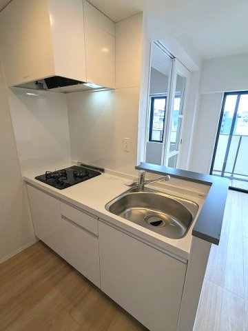 DUO FLATS浅草蔵前のキッチン|ガス2口システムカウンターキッチン、瀟洒でお手入れ楽なガラストップコンロ、冷蔵庫や家電を配置するスペース確保