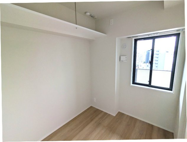 DUO FLATS浅草蔵前の設備|リビング隣の3.8帖洋室、上層階のリビングと3.8帖洋室とバルコニーからスカイツリー隅田川花火見えます