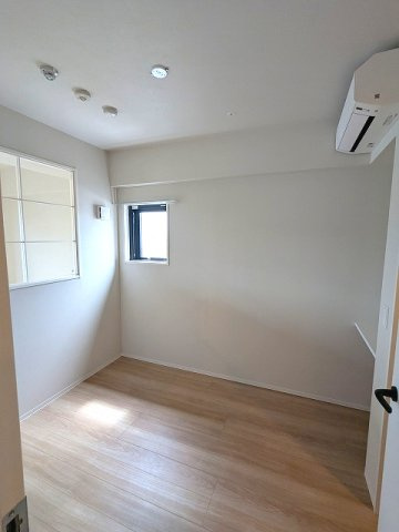 DUO FLATS浅草蔵前のその他共用部分|4.1帖洋室、エアコン付、ウォークインクローゼット、クリアな室内窓ガラス、南向きの出窓上層階は隣の建物なく日当たり眺望良好です