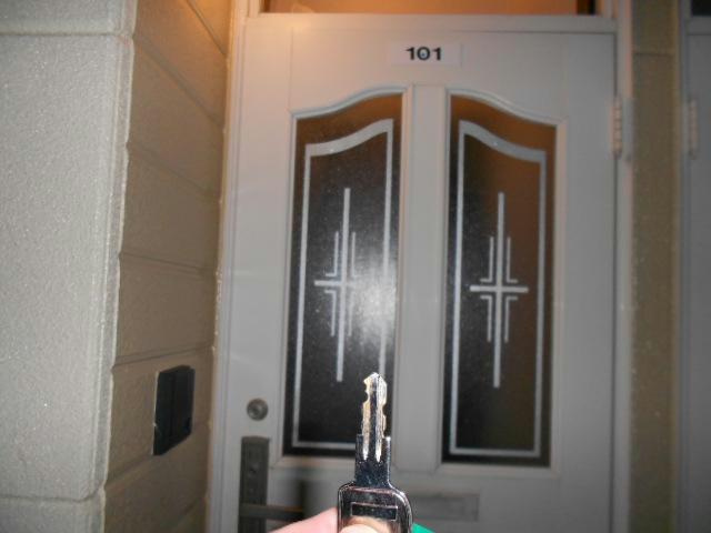 レジデンスマルカワの玄関