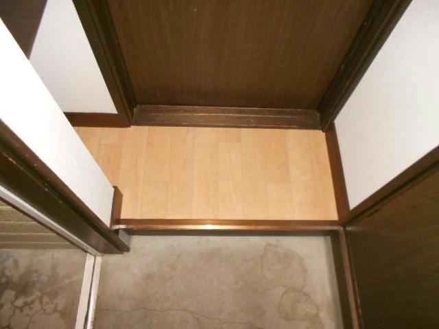 レジデンスマルカワの玄関