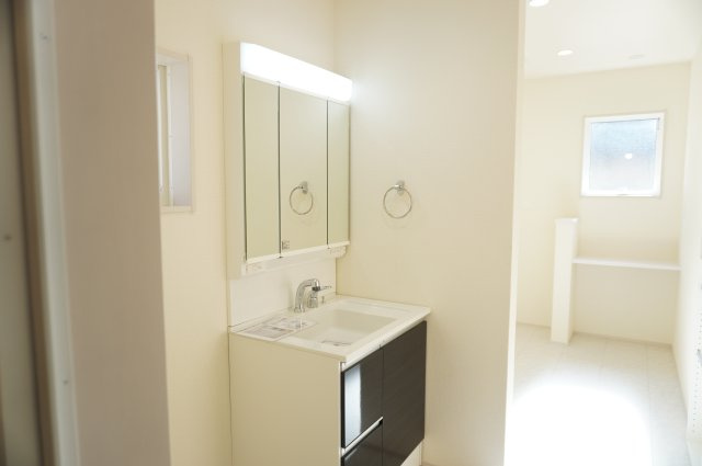 越谷市弥栄町1丁目 新築分譲住宅の独立洗面台
