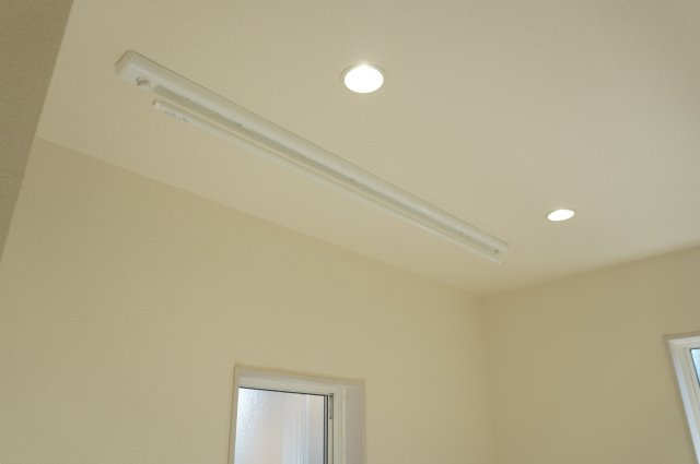 越谷市弥栄町1丁目 新築分譲住宅の洗面所|室内物干し