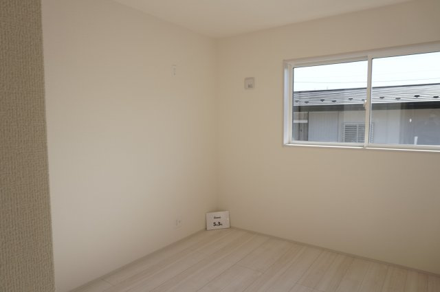 越谷市弥栄町1丁目 新築分譲住宅の洋室|5.3帖（中部屋）