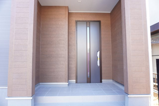 越谷市弥栄町1丁目 新築分譲住宅の玄関