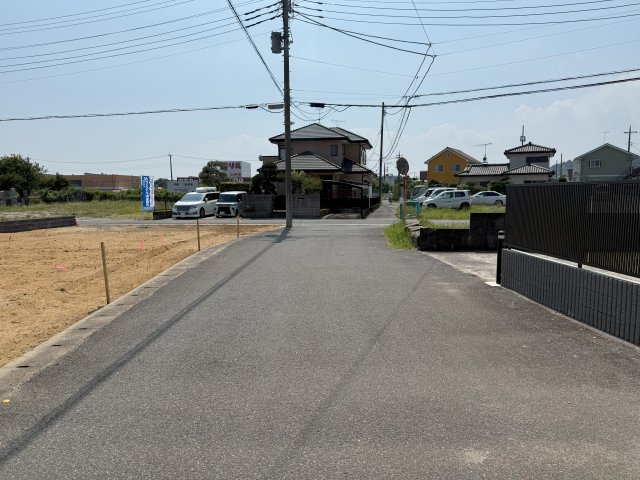 【土地面積９０坪】山武市成東１区画／建築条件付き売地の前面道路含む現地写真