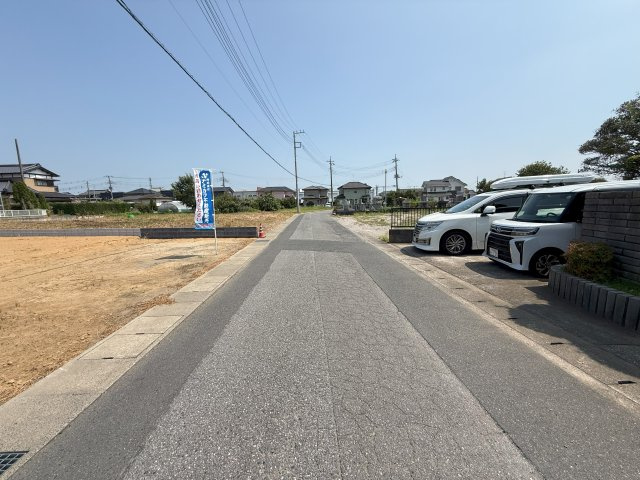 【土地面積９０坪】山武市成東１区画／建築条件付き売地の前面道路含む現地写真
