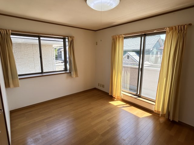 阿南市才見町光の大地中古戸建ての洋室