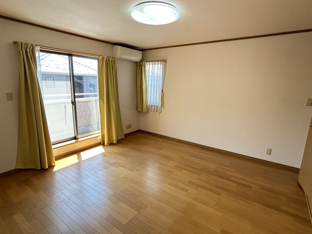 阿南市才見町光の大地中古戸建ての洋室