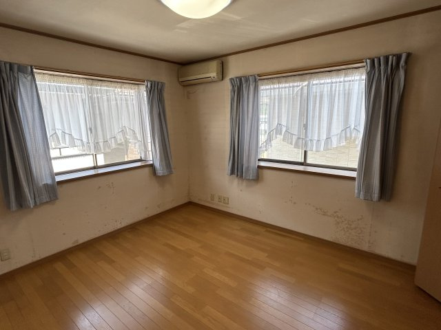 阿南市才見町光の大地中古戸建ての洋室