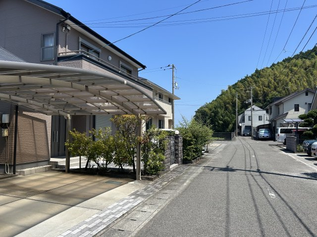 阿南市才見町光の大地中古戸建ての前面道路含む現地写真
