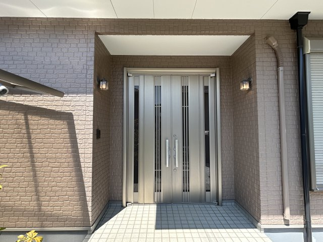 阿南市才見町光の大地中古戸建ての玄関