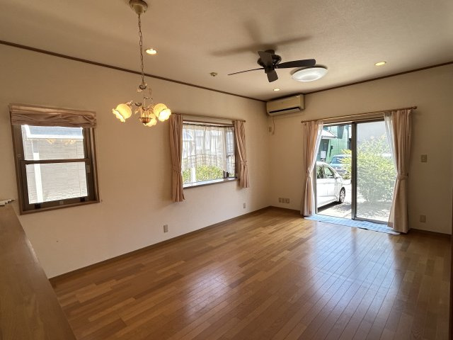 阿南市才見町光の大地中古戸建ての居間・リビング