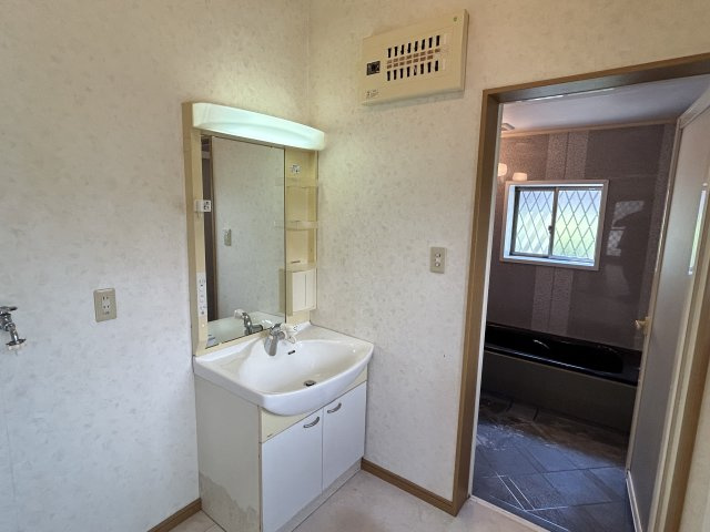 阿南市才見町光の大地中古戸建ての洗面所