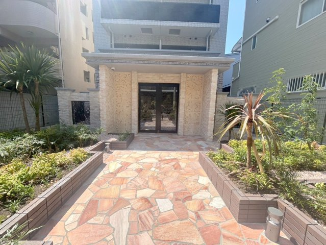 プレジオ西中島ASIANのエントランス