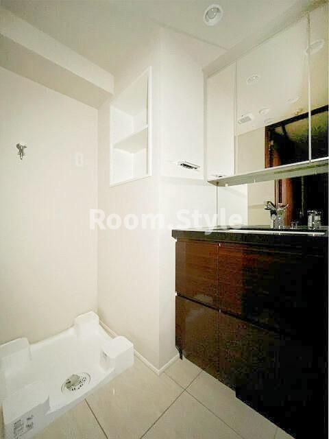 オープンレジデンシア高田馬場の独立洗面台|空室のためご都合に合わせてご内覧できます
お問合せはお電話でもお受付しております。
03-6450-5211