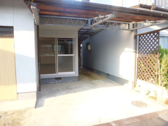 平田山本トランクルームの駐車場