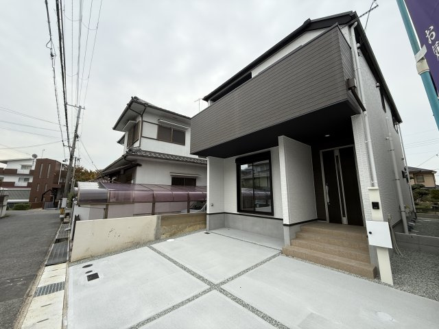 西区伊川谷町潤和新築②号棟の前面道路含む現地写真