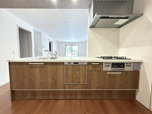 西区伊川谷町潤和新築②号棟のキッチン|忙しい毎日の家事をサポートしてくれる食洗器付きシステムキッチン。食器をセットしたら、ボタンひとつで全自動。時間の節約にもなりますし、手洗いよりも衛生的で、汚れもスッキリ落としてくれます。