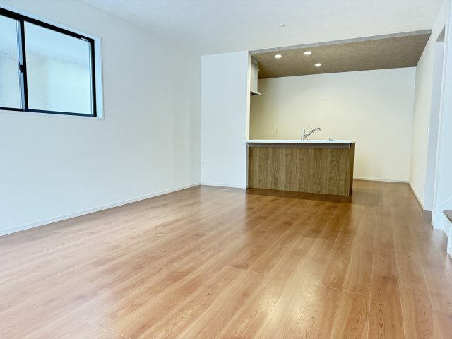 西区伊川谷町潤和新築②号棟の居間・リビング|約18帖あるLDKになります。陽当たりが良く、明るい空間になります。