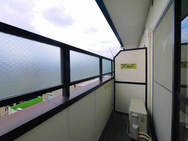 杉ヶ中町ビルのバルコニー|暖かな日差しのふりそそぐバルコニー