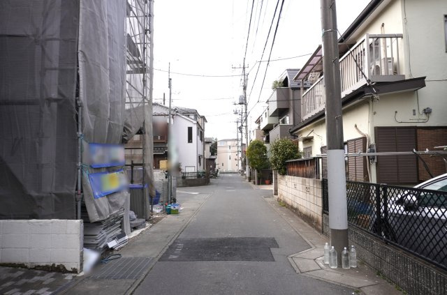 草加市旭町5丁目 新築分譲住宅の前面道路含む現地写真
