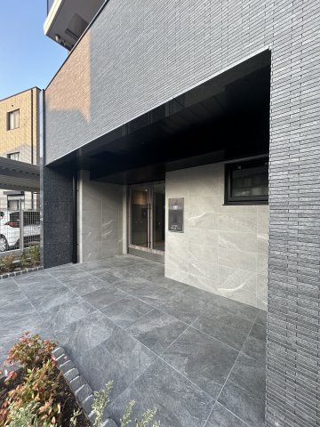 アドバンス大阪ビヤンのエントランス