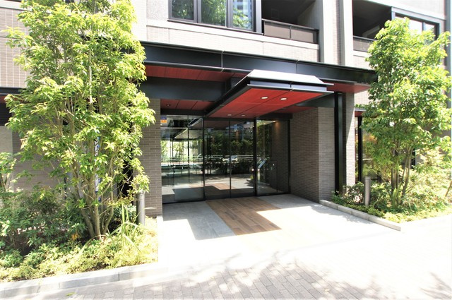 びゅうリエットグラン新宿戸山のエントランス