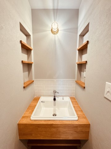 Garage Life & Mid Century｜辻堂の遊び心ある家の独立洗面台