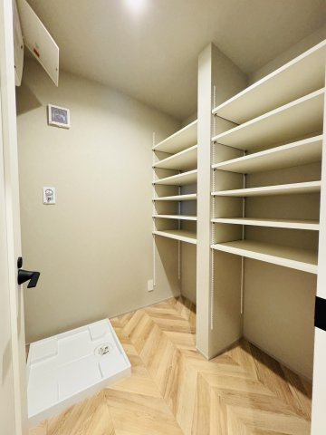 Garage Life & Mid Century｜辻堂の遊び心ある家の洗面所