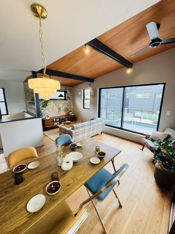 Garage Life & Mid Century｜辻堂の遊び心ある家の居間・リビング