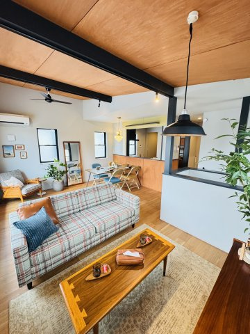 Garage Life & Mid Century｜辻堂の遊び心ある家の居間・リビング