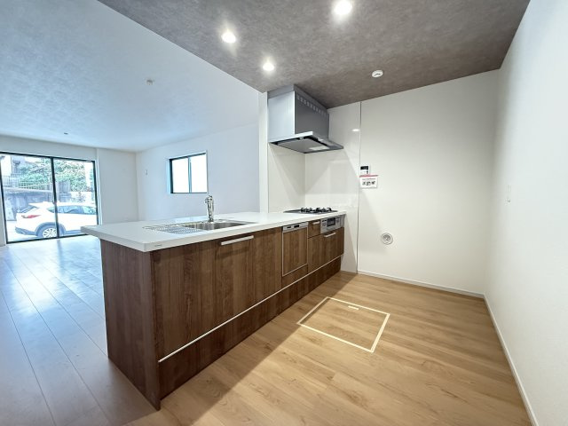 西区伊川谷町潤和新築①号棟のキッチン|カウンターキッチンは広くゆとりある空間となっており、ご家族で一緒にお料理を楽しむことのできるスペースとなっております。